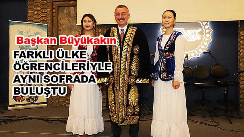 Başkan Büyükakın farklı ülke öğrencileriyle aynı sofrada buluştu