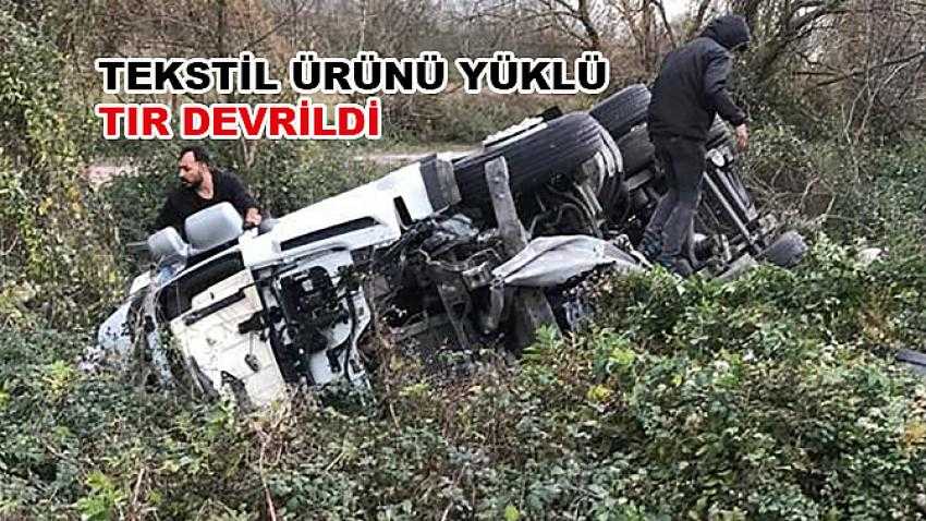 Tekstil ürünü yüklü tır devrildi