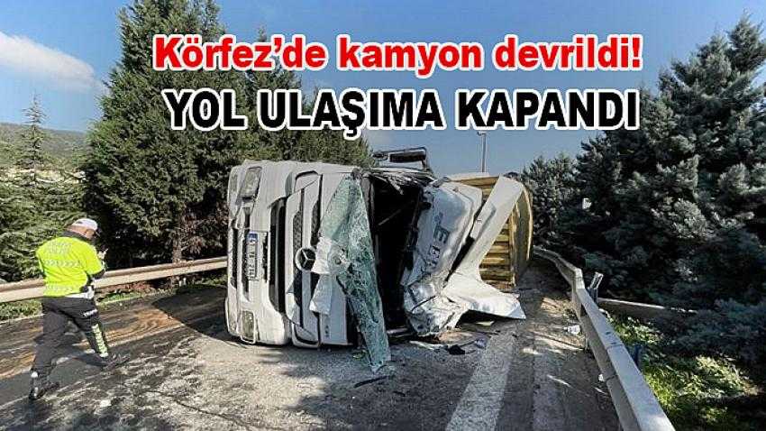 Körfez’de kamyon devrildi! Yol ulaşıma kapandı